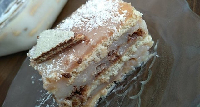 Бисквитена торта с крем и вафли