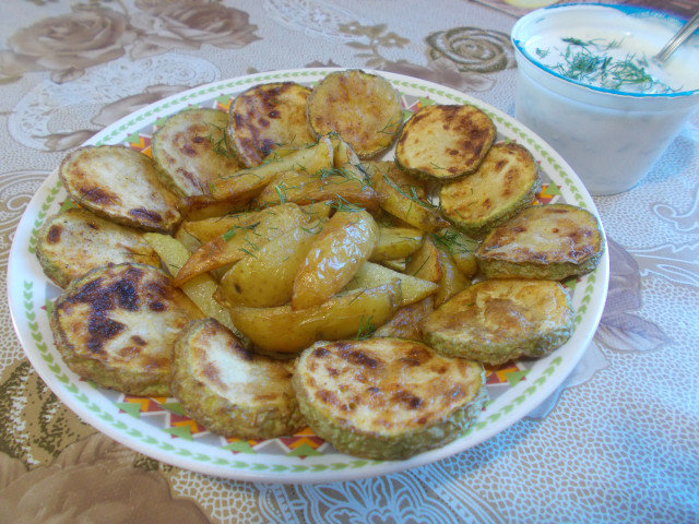 Сотирани пресни картофи с тиквички и чеснов сос