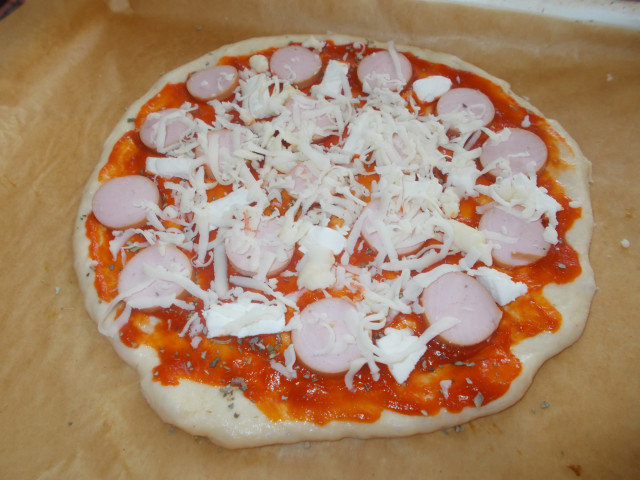 Пица с кренвирш и топено сирене