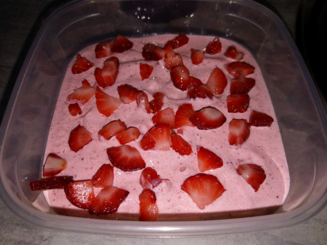 Домашен сладолед с парченца ягоди