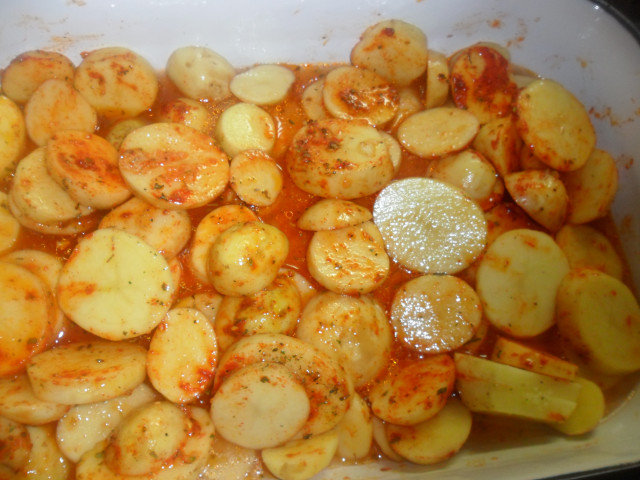 Пресни картофи на фурна с кюфтенца