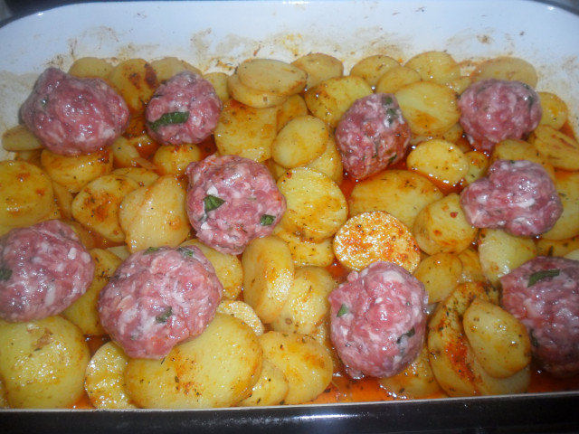 Пресни картофи на фурна с кюфтенца