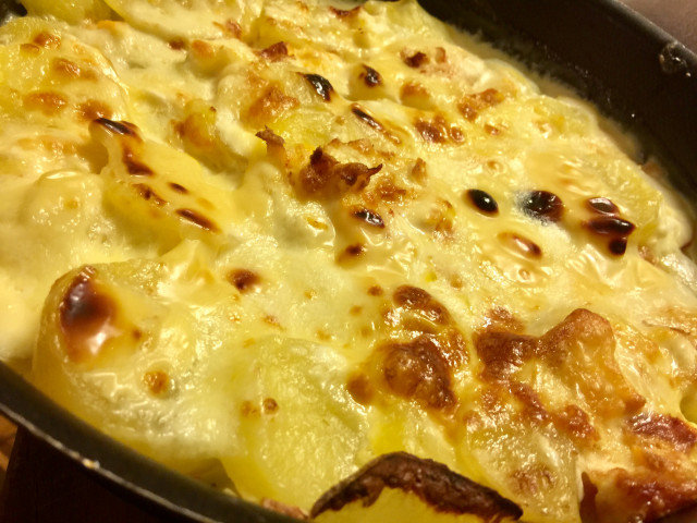 Печени картофи с топено сирене и сметана