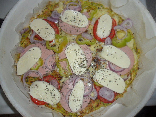 Разкошна пица с блат от тиквички и яйца