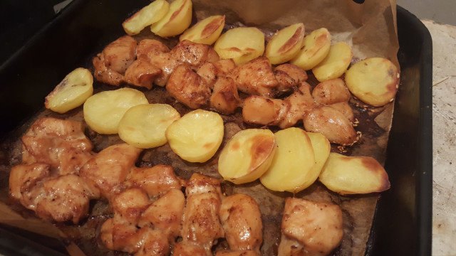 Печени картофи с пилешки късчета