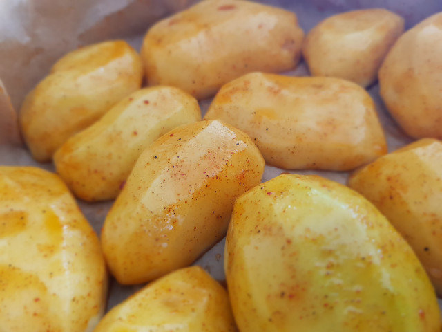 Надупени картофи с подправки