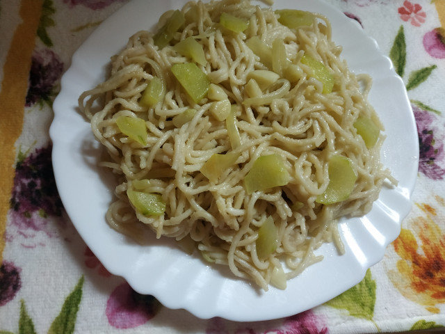 Пържени спагети със зеленчуци по китайски
