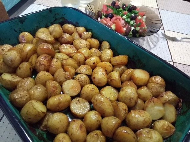 Печени пресни картофи с подправки