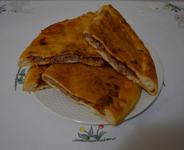 Домашна пица Калцоне с кайма