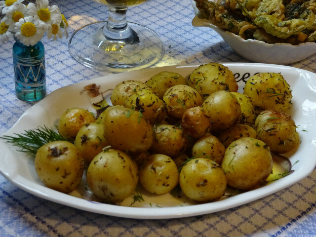 Пресни задушени картофи с копър и чесън