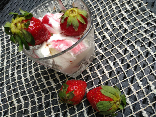Домашен сладолед със сметана и ягоди