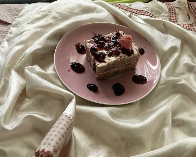 Бисквитена торта с маскарпоне и сладко от боровинки