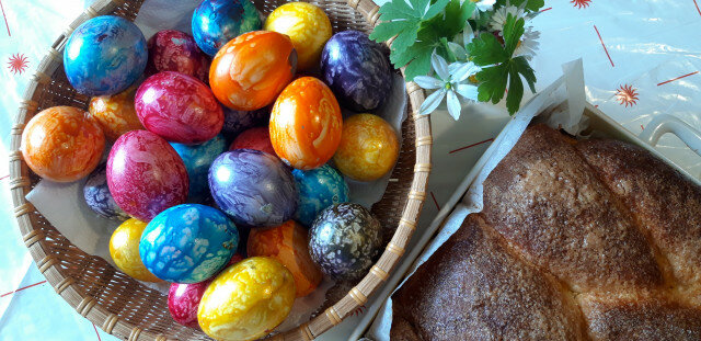 Великденски яйца с перлена боя