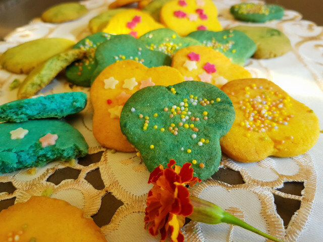 Домашни цветни бисквити