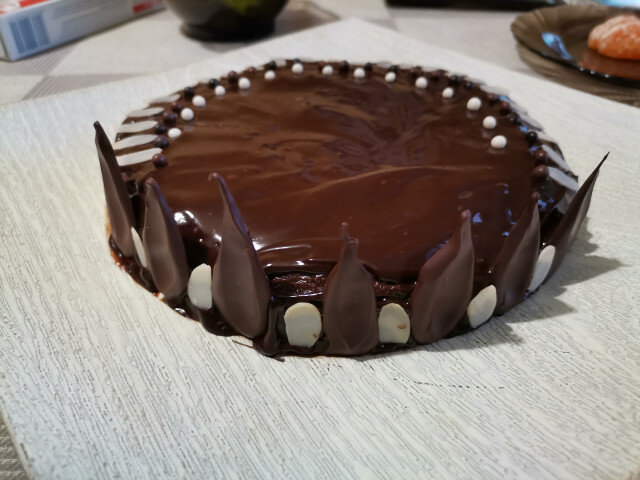 Празнична шоколадова торта с орехи