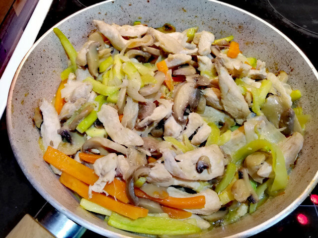 Пиле със зеленчуци върху картофено пюре