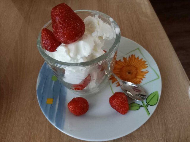 Домашен сметанов сладолед с ягоди