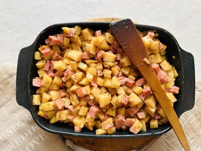 Пресни картофи с бекон и сметана на фурна