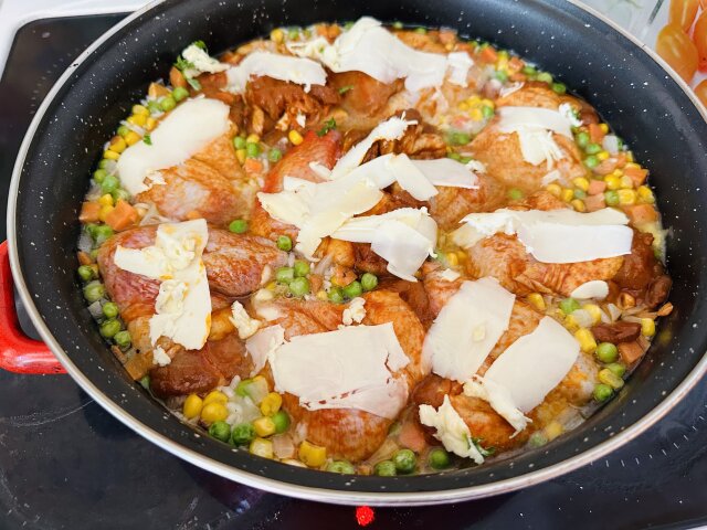 Пилешки крилца с ориз и зеленчуци на фурна
