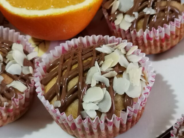Коледни портокалови мъфини с шоколад