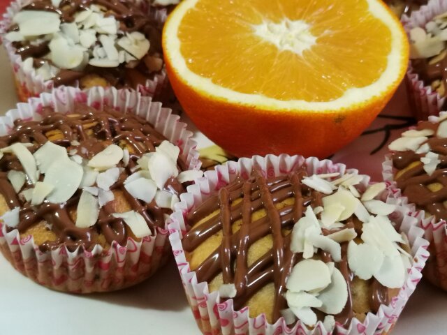 Коледни портокалови мъфини с шоколад