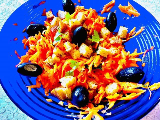 Зимна салата с моркови, целина и маслини