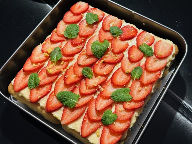 Романтичен десерт с бишкоти, крем и ягоди